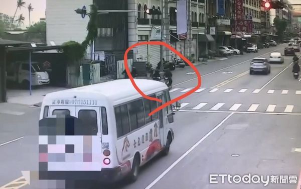 ▲▼昨日（12日）早上7時許，前鎮區二聖路與瑞祥街交叉口，發生一起2部機車都未遵守交通號誌的車禍事故。（圖／記者吳世龍翻攝）