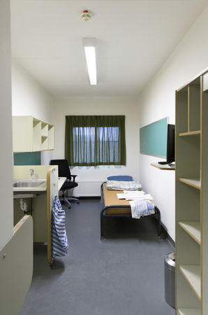 ▲▼荷蘭海牙（Hague）國際刑事法院（ICC）2017年拍攝、位於「席凡寧根」（Scheveningen）的拘留設施／監獄的標準牢房。圖／達志影像／美聯社）