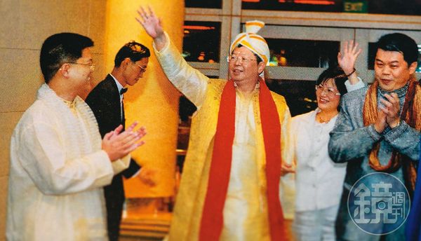 黃振輝（中）、呂秀金（右2）在活動中刻意穿著特異。（受訪者提供）