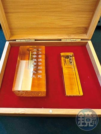 呂秀金高價拍賣印章等物品給學員，動輒數十萬、上百萬元。（受訪者提供）
