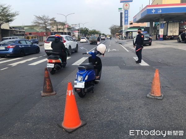 ▲▼聯結車迴轉過程中，直行的騎士飛速撞上後輪胎。（圖／記者許宥孺翻攝）