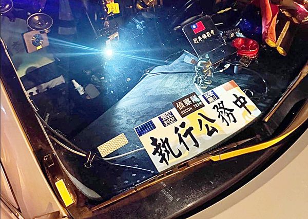 ▲有網友在網路Thread上傳影片，林姓男子穿著警察制服在國一五楊高架南下楊梅校前路攔停內側轎車，車後方還放置警方執行公務中字樣指示牌。（圖／翻攝自網路Thread）