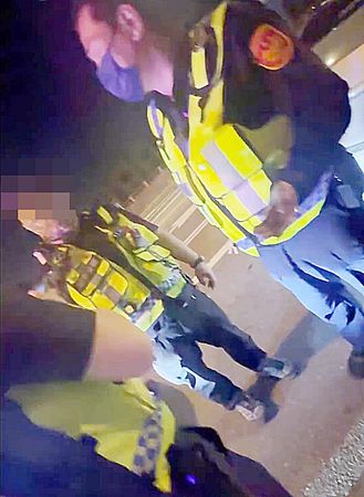 ▲網友上傳影片指稱，林姓男子穿著警察制服在國一五楊高架南下楊梅校前路攔停內側轎車，國道一隊警方隨後到場處理，發現林男是冒牌員警。（圖／翻攝自網路Thread）