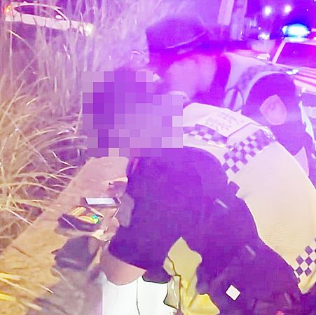▲網友上傳影片指稱，林姓男子穿著警察制服在國一五楊高架南下楊梅校前路攔停內側轎車，國道一隊警方隨後到場，當場開立罰單。（圖／翻攝自網路Thread）
