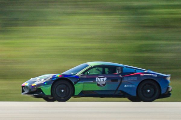 Maserati MC20 再攀巔峰，刷新自動駕駛最速世界紀錄。印地自動駕駛挑戰賽飆速時速 318 公里，彰顯義式無畏精神與創新技術實力。