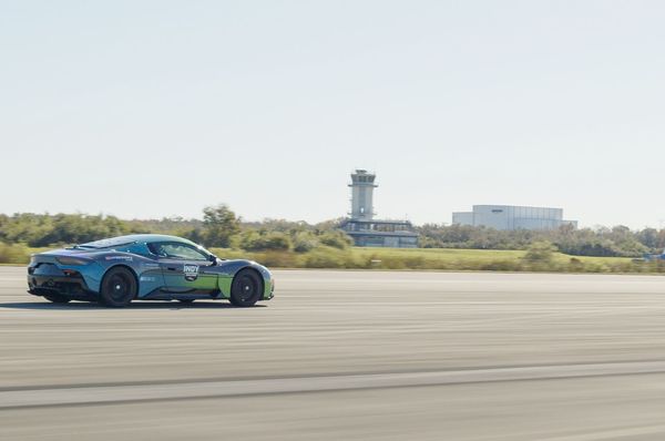 本次在佛羅里達州卡納維爾角挑戰全球自動駕駛車速紀錄，由義大利永續交通中心支持，旨在推動創新技術並發展更環保的交通模式。