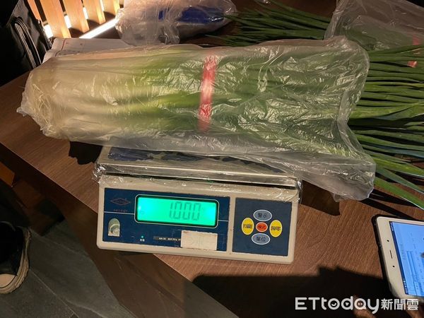▲微風超市、打狗霸火鍋上榜！北市抽驗蔬果「不合格名單」曝。（圖／北市衛生局提供）