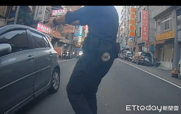 ▲黃男吸毒酒駕又肇逃，警方持槍喝令停車。（圖／桃園警分局提供）