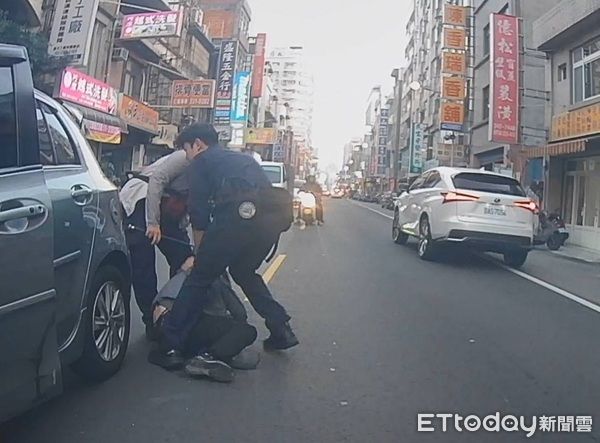 ▲▼員警一把將其從拽下車壓制在地，查獲喪屍煙彈。（圖／桃園警分局提供）