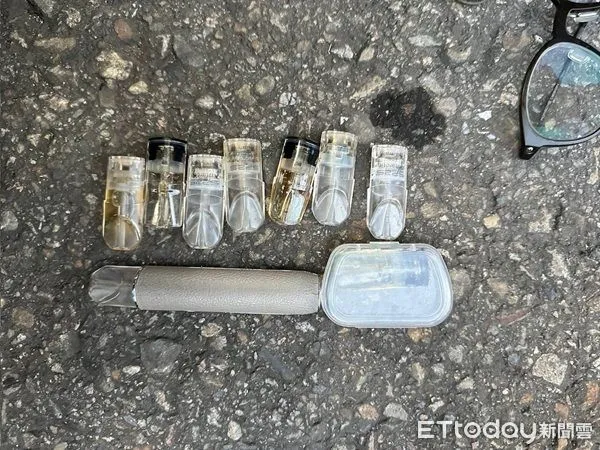 ▲▼員警一把將其從拽下車壓制在地，查獲喪屍煙彈。（圖／桃園警分局提供）