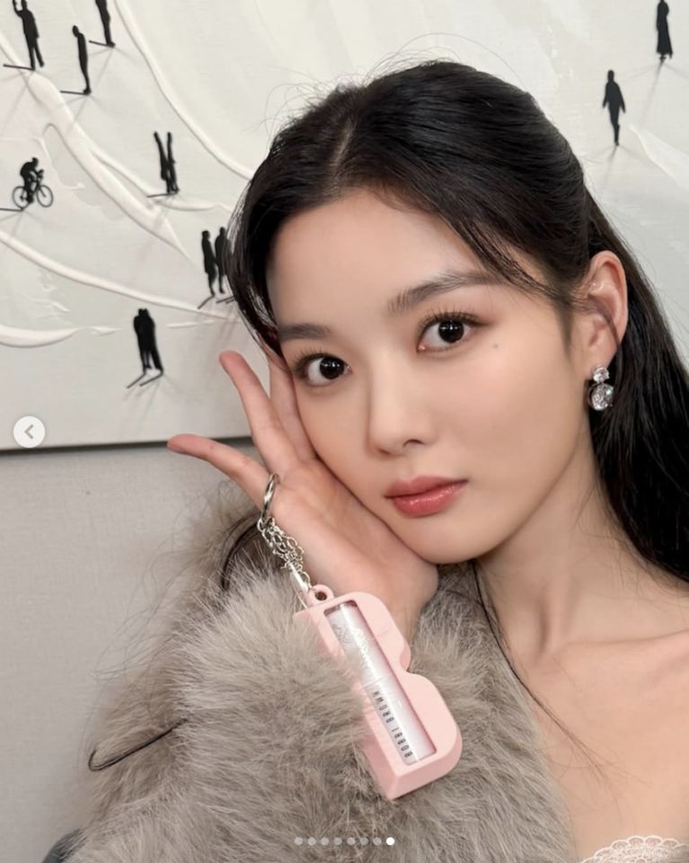 BOBBI BROWN,金裕貞,DIOR,迪奧,氣墊粉餅,Jisoo,美妝,唇膏,彩妝。（圖／IG）