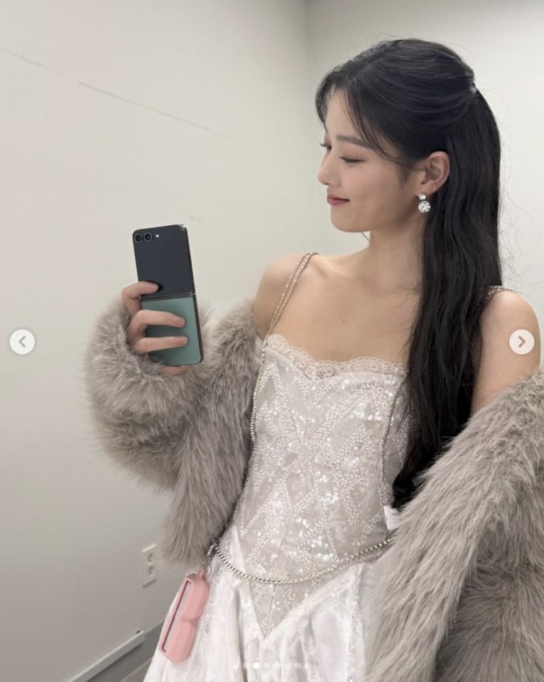 BOBBI BROWN,金裕貞,DIOR,迪奧,氣墊粉餅,Jisoo,美妝,唇膏,彩妝。（圖／IG）