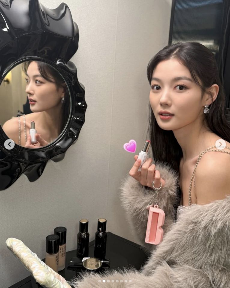 BOBBI BROWN,金裕貞,DIOR,迪奧,氣墊粉餅,Jisoo,美妝,唇膏,彩妝。（圖／IG）