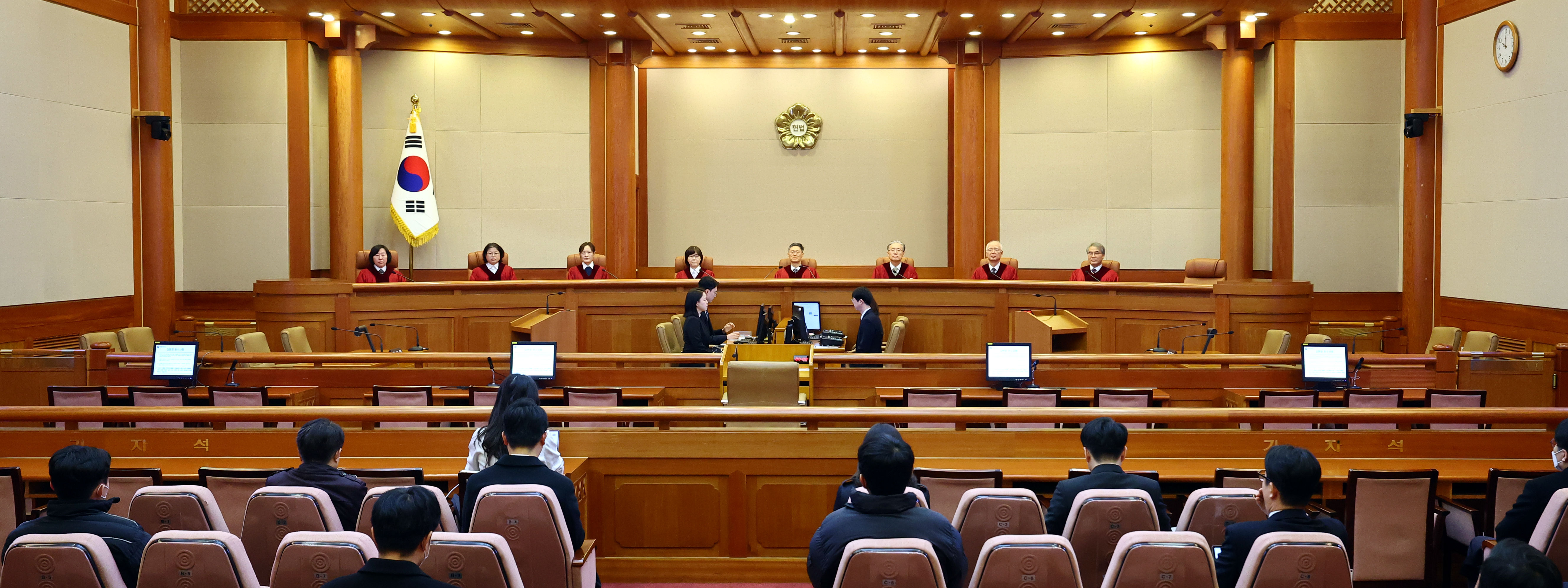 ▲▼南韓憲法裁判所13日針對國會所通過的監查院長崔載海、首爾中央地檢長李昌洙、首爾中央地檢4次長趙相元、首爾中央地檢反貪腐2部長崔宰薰等四人彈劾案進行裁決。（圖／達志影像／newscom）