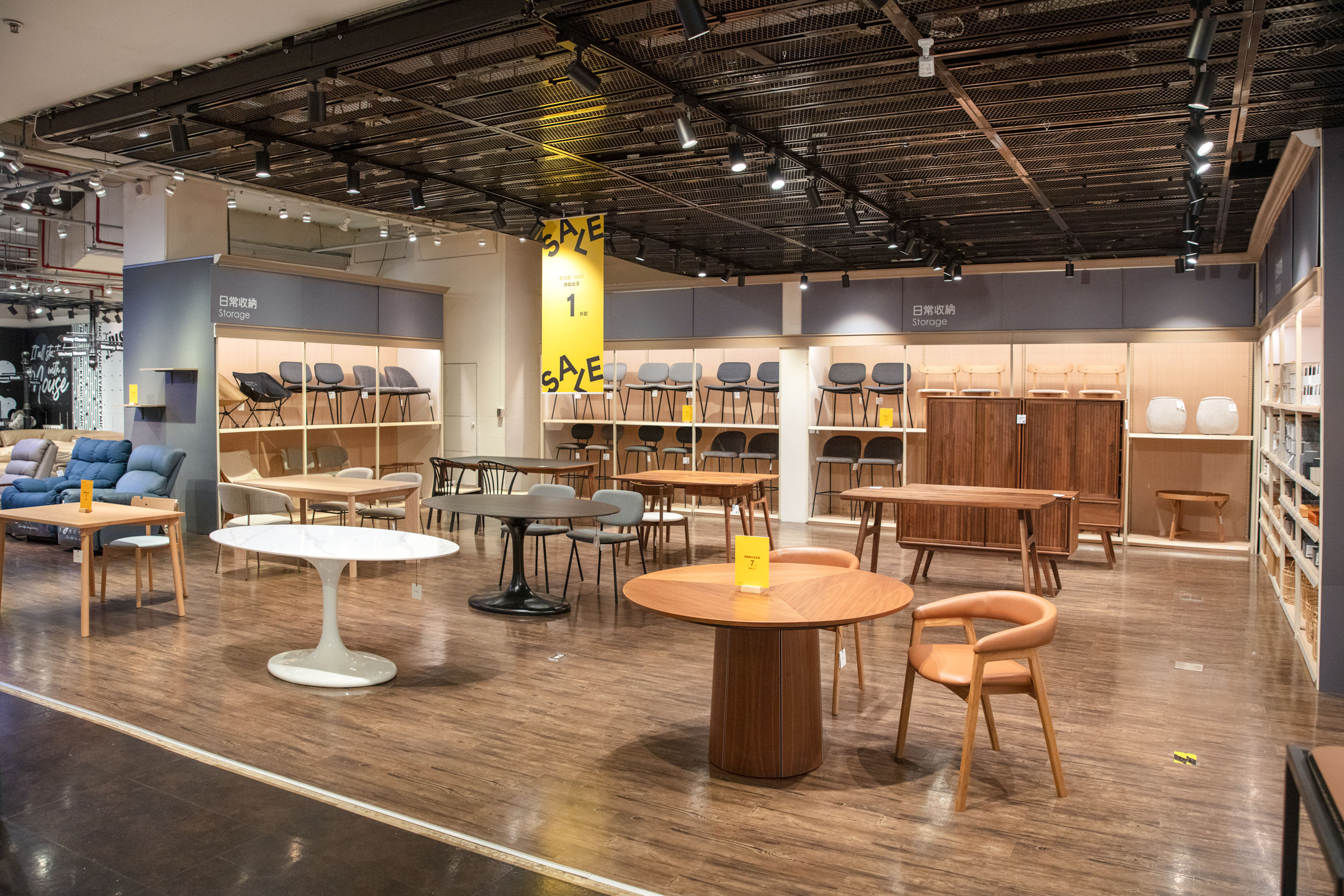 ▲HOLA內湖店改裝出清，推出最低一折起優惠。（圖／業者提供）