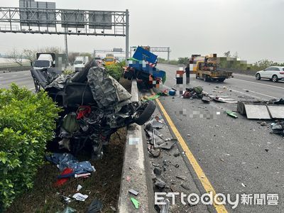 貨車駕駛為撿手機釀國3連環撞 挨撞轎車急閃「妻困夾扁車體亡」