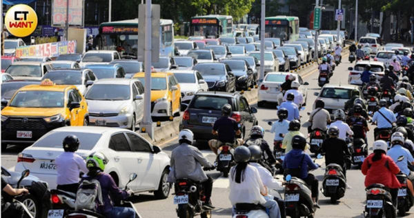 公路局提醒，完成停駛登記車輛，不得行駛道路或於道路停車，違者處汽車所有人新臺幣3600元以上1萬800元以下罰鍰，並當場移置保管車輛。（示意圖／方萬民攝）