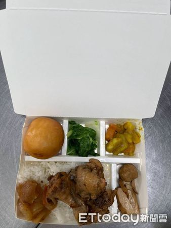 ▲有網友在網路社群PO出影片，畫面中是1名女學生手捏銀絲卷，竟像擠海棉一樣，滴出1小碗油，引起網友們熱議。（圖／翻攝自Threads／pinze_11_20 、林東良翻攝）