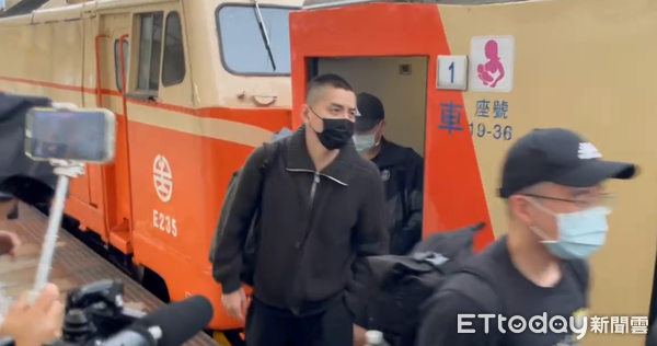 ▲▼王大陸抵達台中新烏日站             。（圖／記者鄧木卿攝）