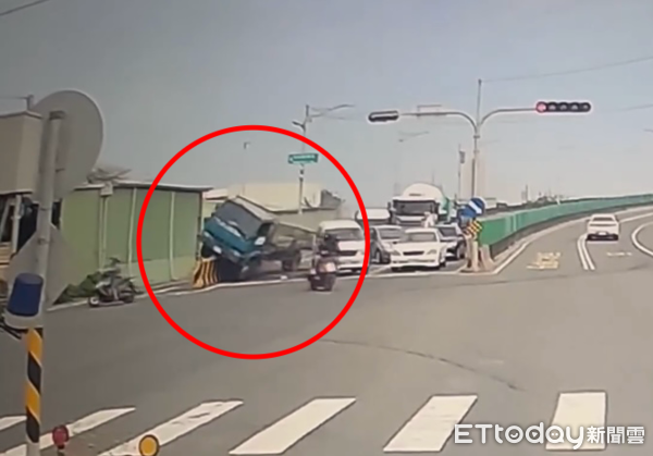 ▲▼ 大貨車煞車失靈「下橋一路衝」，騎士險被撞飛！驚險逃命畫面曝。（圖／翻攝自Threads／viclovelele授權提供）