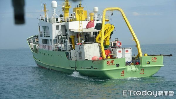 ▲▼中國「延平2號」公務船於金門東碇島海域企圖進行水下探測，海巡艇即時制止驅離             。（圖／海巡署提供）