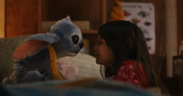 ▲《星際寶貝：史迪奇》最新預告史迪奇大展萌力。（圖／迪士尼提供）