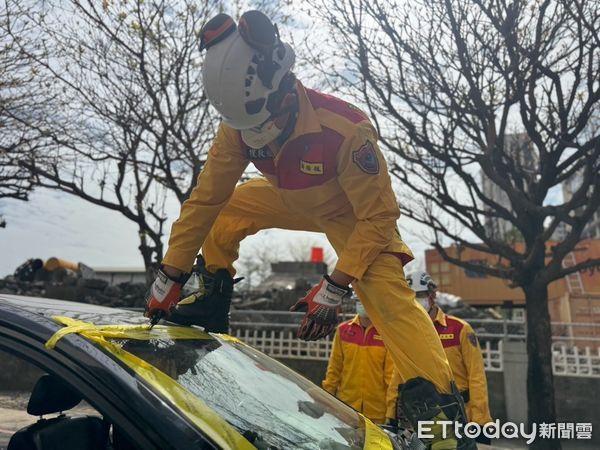 ▲▼高市消防局特搜大隊於昨(12日)在楠梓訓練中心舉辦「車禍救助訓練」，針對特搜分隊人員進行專業培訓、強化應變能力。（圖／記者吳世龍翻攝）