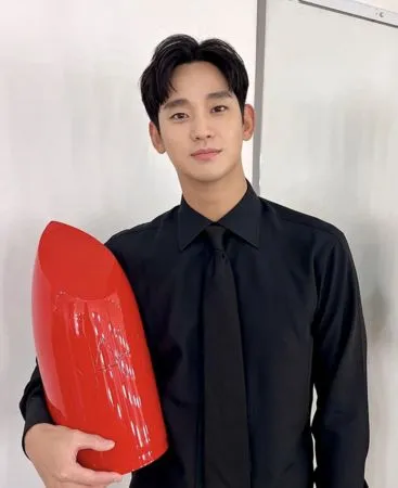 ▲▼不離不棄！　金秀賢粉專「遭網路霸凌」堅定：會跟他一起走下去。（圖／翻攝自金秀賢粉專、金秀賢IG）