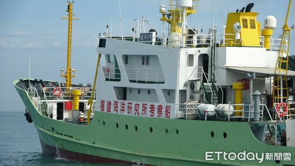 ▲中國海科船闖我金門海域施放偵測器蒐集水文資料，遭海巡艇攔截驅離。（圖／記者張君豪翻攝）