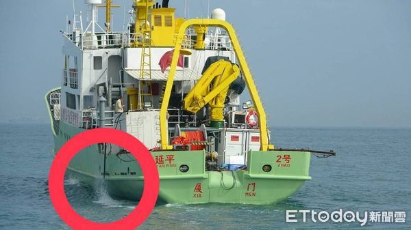 ▲中國海科船闖我金門海域施放偵測器蒐集水文資料，遭海巡艇攔截驅離。（圖／記者張君豪翻攝）