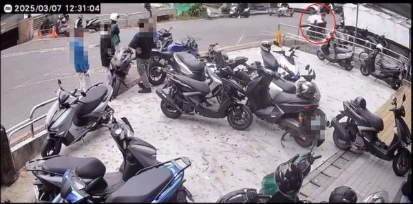 ▲▼機車行員工19歲許男試車，卻翹孤輪失控追撞路旁阿嬤             。（圖／翻攝自Dcard）