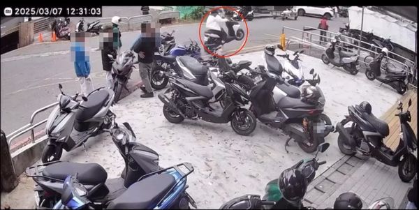 ▲▼機車行員工19歲許男試車，卻翹孤輪失控追撞路旁阿嬤             。（圖／翻攝自Dcard）