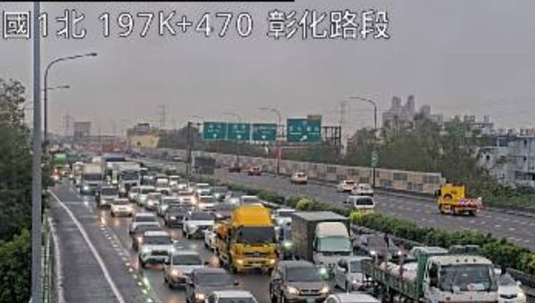 ▲國道1號北向彰化系統交流道聯結車翻覆。（圖／翻攝自國道1968）