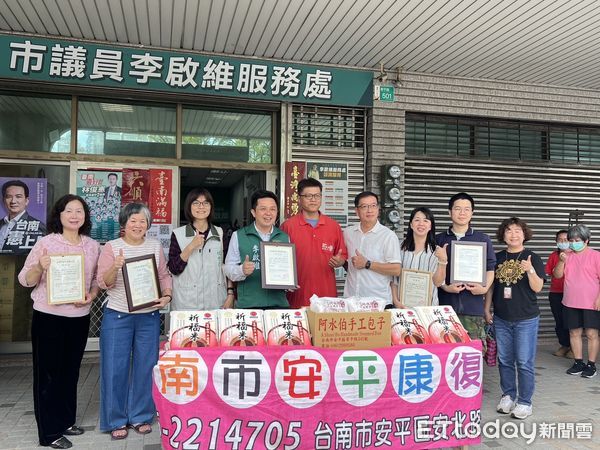 ▲台南市議員李啟維號召各界善心人士和企業，捐助白米等物資、現金，由安平康復之家主任林品玉、組長鄭忠吉及學員15人代表受贈。（圖／記者林東良翻攝，下同）