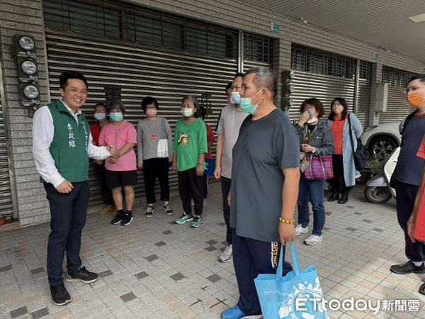▲台南市議員李啟維號召各界善心人士和企業，捐助白米等物資、現金，由安平康復之家主任林品玉、組長鄭忠吉及學員15人代表受贈。（圖／記者林東良翻攝，下同）