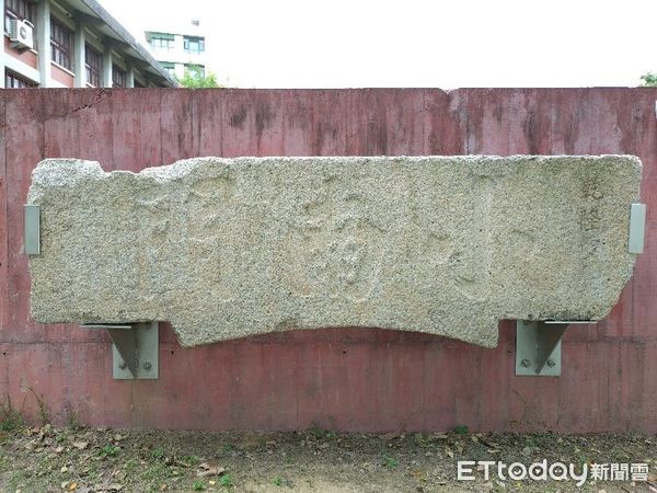 ▲台南一般古物「台灣府城門額」新增兩件，台南火車站前蒲添生「鄭成功銅像」指定一般古物。（圖／記者林東良翻攝，下同）