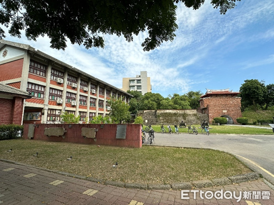 ▲台南一般古物「台灣府城門額」新增兩件，台南火車站前蒲添生「鄭成功銅像」指定一般古物。（圖／記者林東良翻攝，下同）