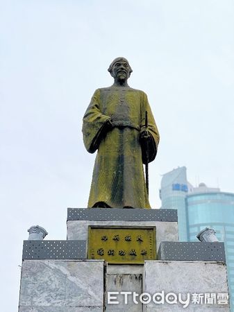 ▲台南一般古物「台灣府城門額」新增兩件，台南火車站前蒲添生「鄭成功銅像」指定一般古物。（圖／記者林東良翻攝，下同）