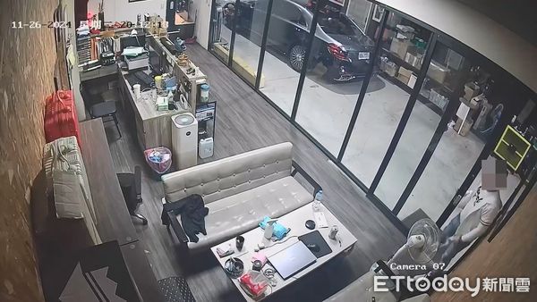 ▲▼賓士男子午夜逼車，在街頭狂追5分鐘，霧峰警方在2天後逮人搜出槍毒。（圖／警方提供，下同）