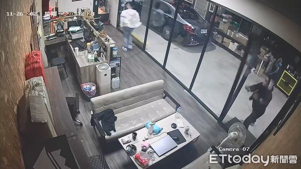 ▲▼賓士男子午夜逼車，在街頭狂追5分鐘，霧峰警方在2天後逮人搜出槍毒。（圖／警方提供，下同）