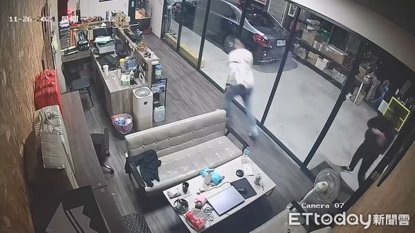 ▲▼賓士男子午夜逼車，在街頭狂追5分鐘，霧峰警方在2天後逮人搜出槍毒。（圖／警方提供，下同）