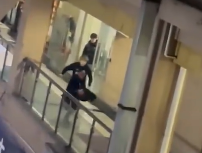 ▲▼男子進女廁偷拍，逃跑時失足摔落。（圖／翻攝自微博）