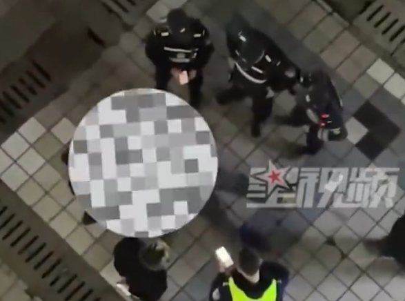 ▲▼警方到場制伏該名男子。（圖／翻攝自微博）
