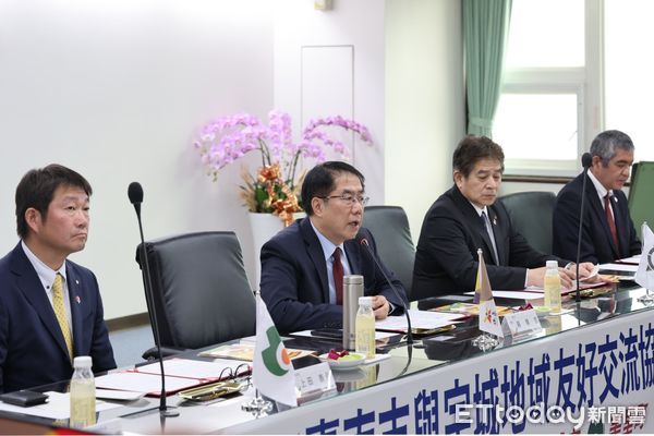 ▲台南市長黃偉哲13日與日本熊本縣宇城地域（宇土市、宇城市、美里町）3位首長共同簽署友好交流協定，進而展開更全面的國際交流。（圖／記者林東良翻攝，下同）