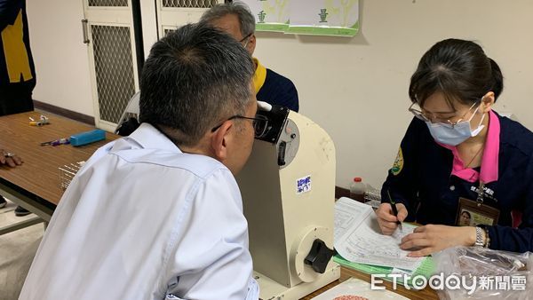 ▲環保局長陳宏益今日率先接受健檢，以身作則，呼籲同仁「用最健康的身體，一起捍衛台中市市容與環境。」（圖／記者游瓊華翻攝）
