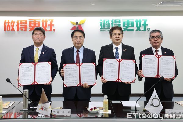 ▲台南市長黃偉哲13日與日本熊本縣宇城地域（宇土市、宇城市、美里町）3位首長共同簽署友好交流協定，進而展開更全面的國際交流。（圖／記者林東良翻攝，下同）