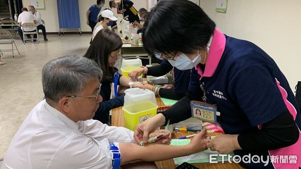 ▲環保局長陳宏益今日率先接受健檢，以身作則，呼籲同仁「用最健康的身體，一起捍衛台中市市容與環境。」（圖／記者游瓊華翻攝）