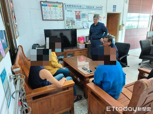 ▲員警細心解說成功阻詐。（圖／記者楊漢聲翻攝）