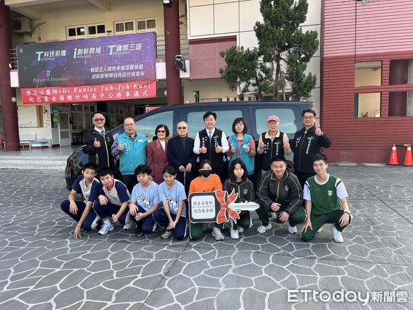▲▼   陳玉治醫師紀念基金捐贈竹崎高中公務車   。（圖／嘉義縣政府提供）