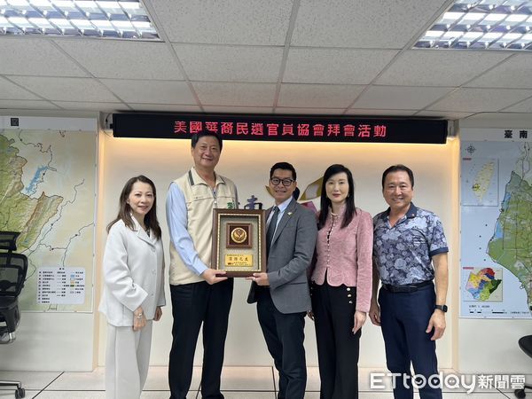 ▲美國華裔民選官員協會13日上午率團來訪台南市消防局，雙方就消防宣導、歷史建物消防安全及跨消防局支援等議題進行深入探討。（圖／記者林東良翻攝，下同）